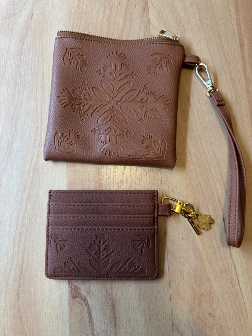 Hawai’i brand Brown Embossed Wristlet & Cardholder Set